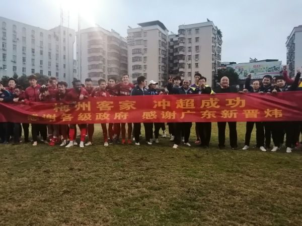 开场后广厦内外开花迅速建立起领先优势，不过在高登的得分和串联下四川也发起攻势咬住比分，首节两队大打对攻战。